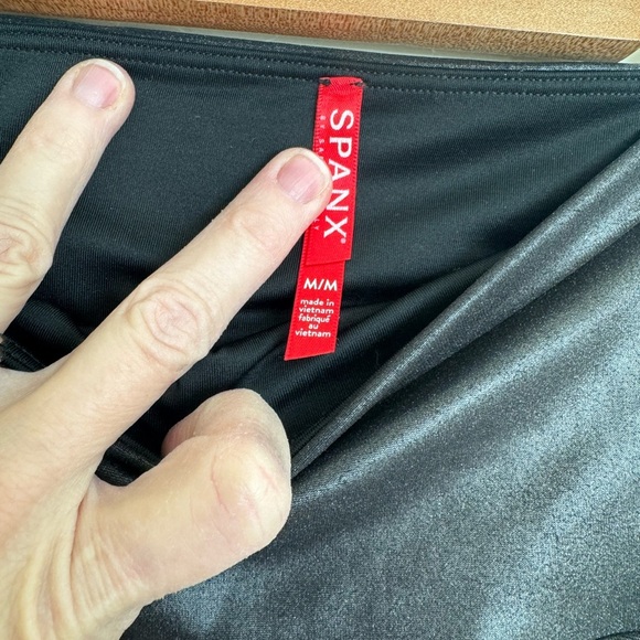 Spanx Metallic Black Leggings Size Medium - Picture 4 of 5